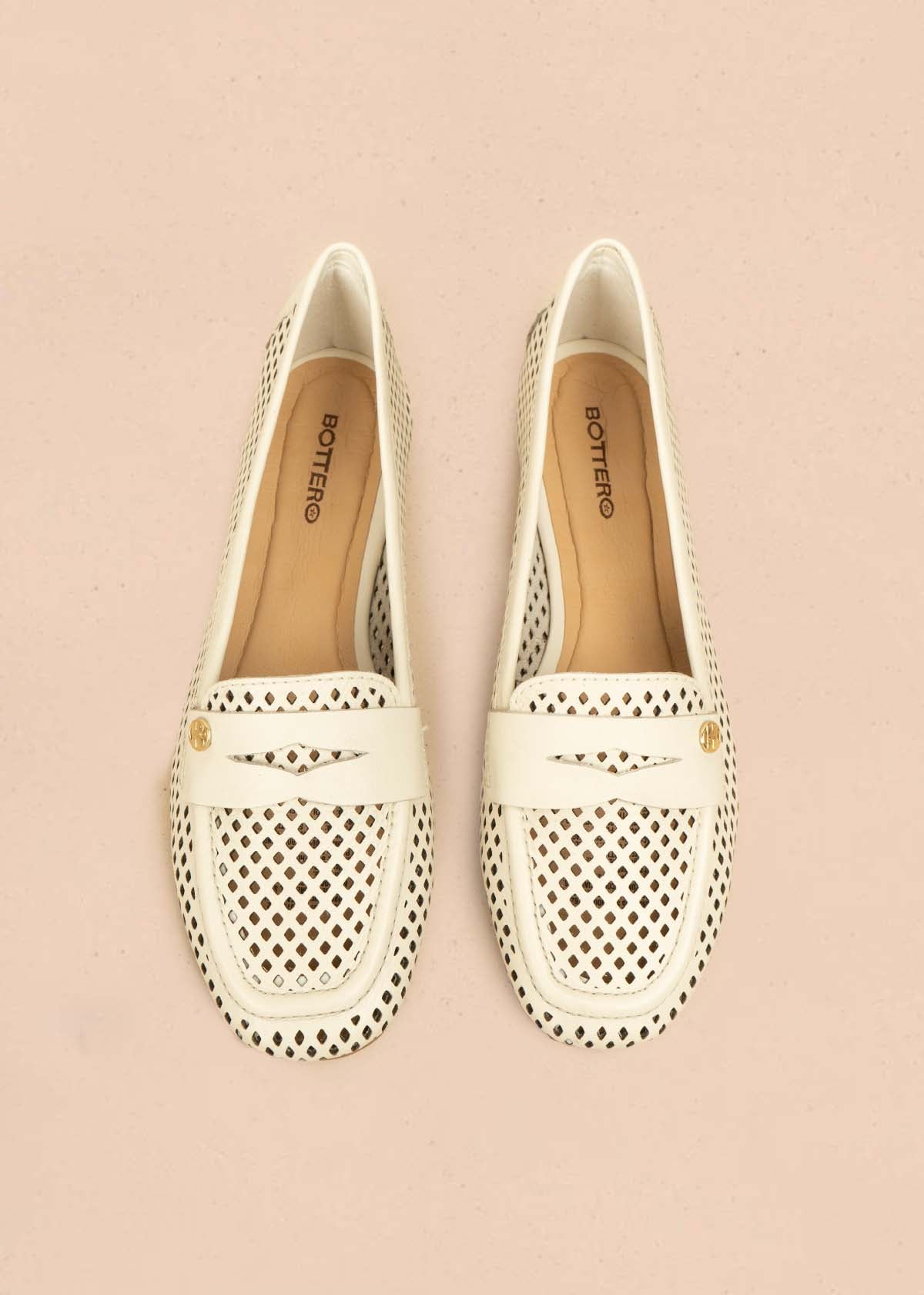 Mocasines en cuero color talco con perforaciones 105989