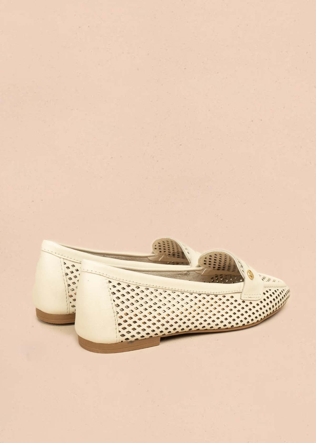 Mocasines en cuero color talco con perforaciones 105989