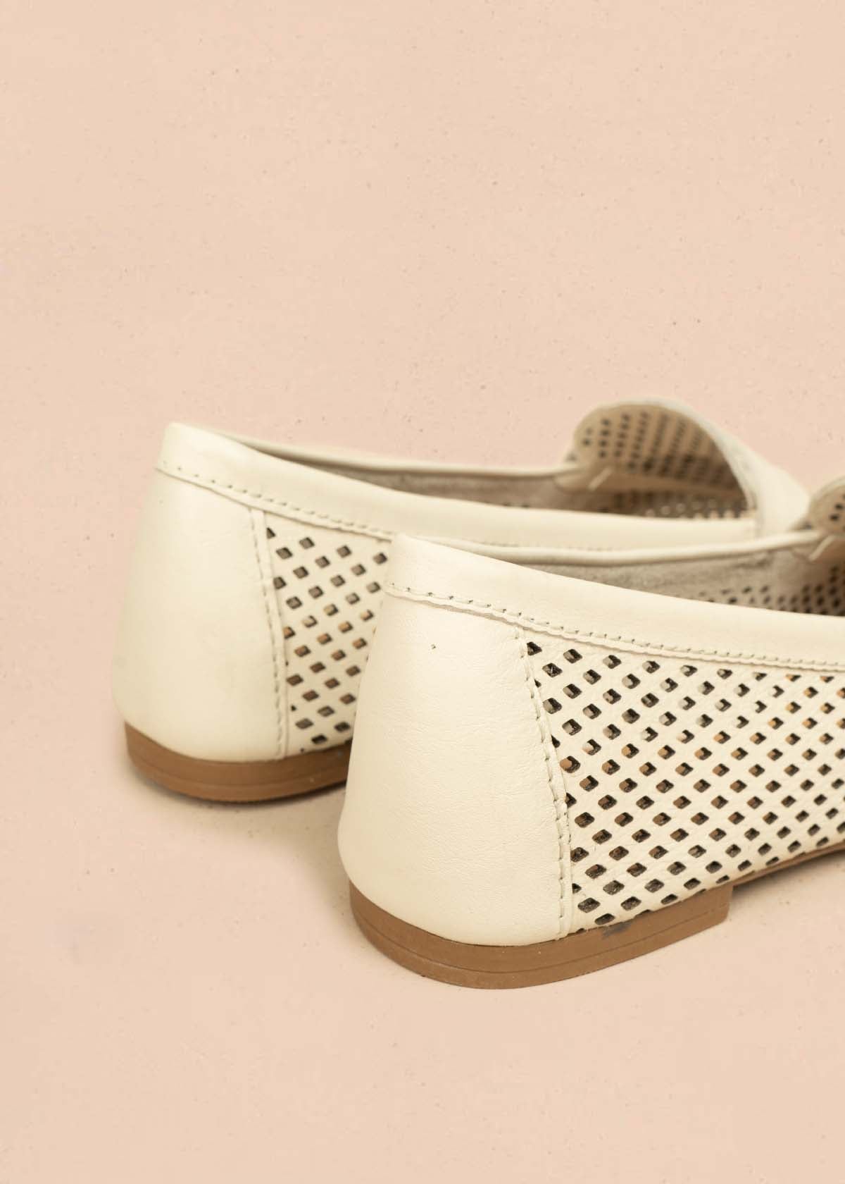 Mocasines en cuero color talco con perforaciones 105989