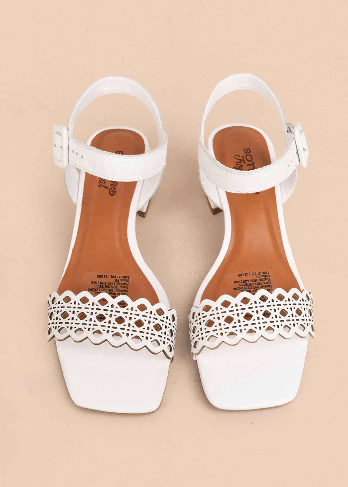 Sandalia en cuero color blanco con perforaciones 105990