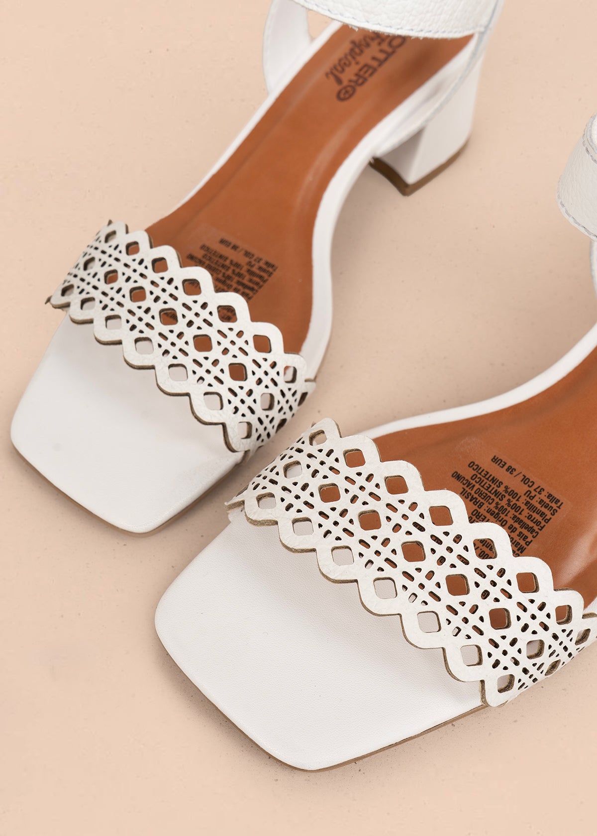 Sandalia en cuero color blanco con perforaciones 105990