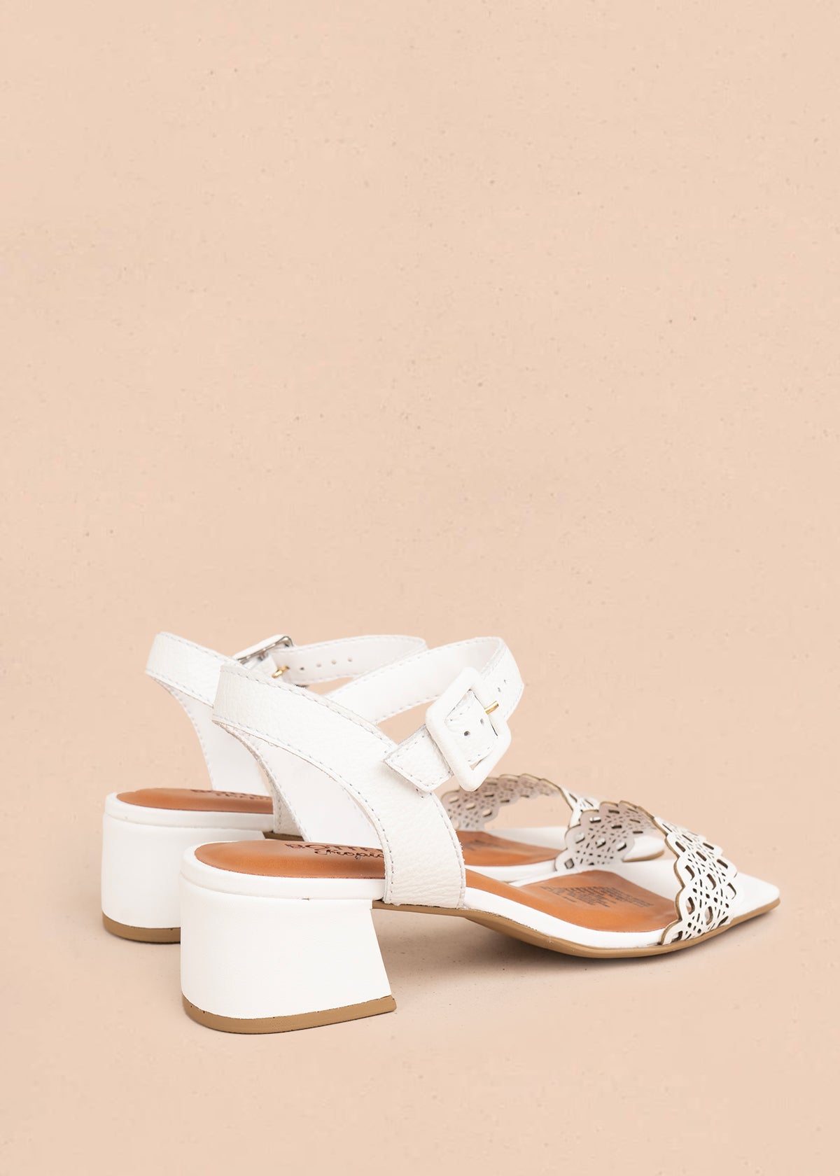 Sandalia en cuero color blanco con perforaciones 105990