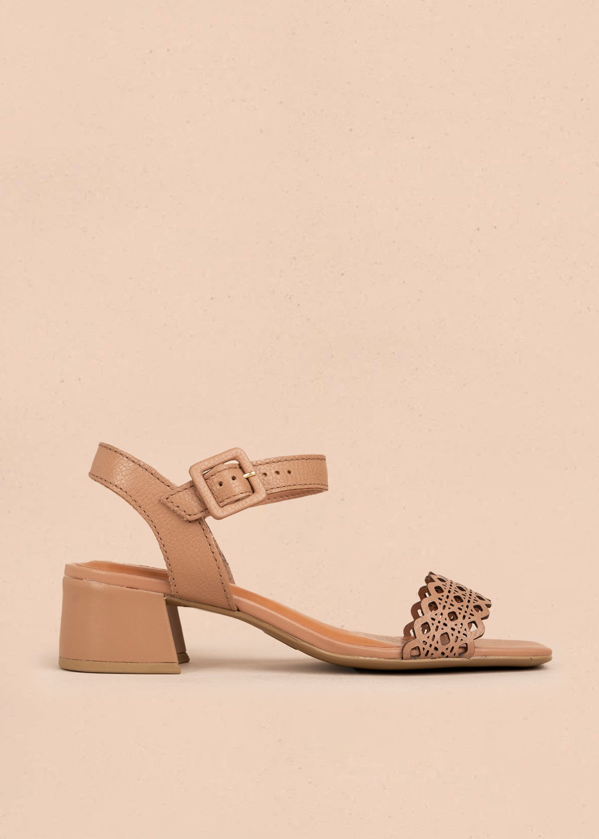 Sandalia en cuero color moca con perforaciones 105990