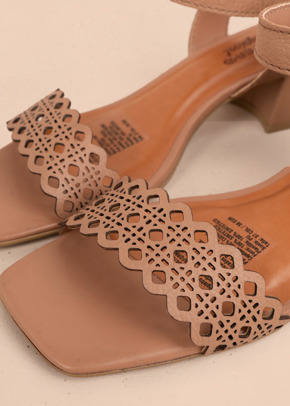 Sandalia en cuero color moca con perforaciones 105990