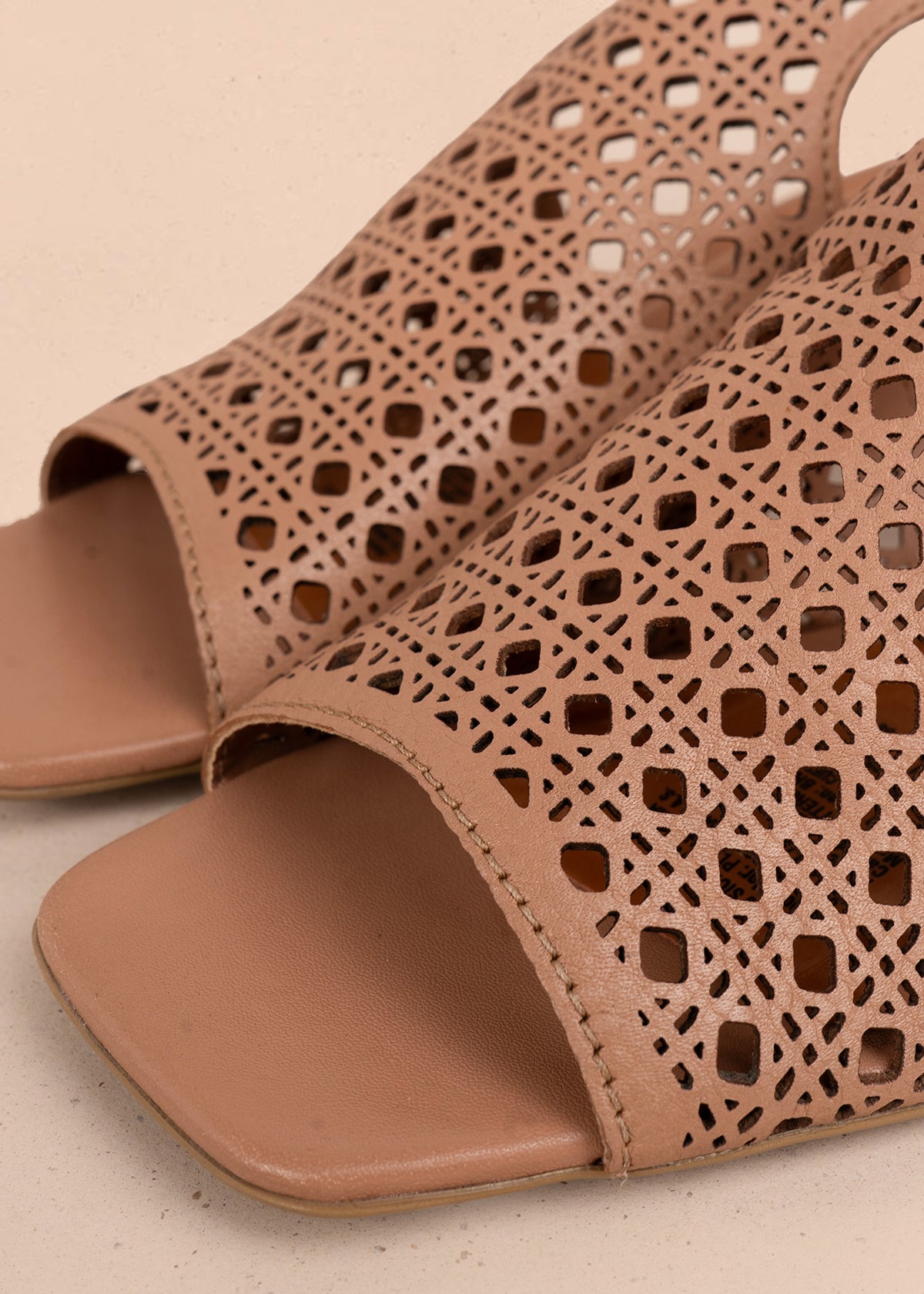 Sandalia en cuero color moca con perforaciones y diseño calado 105991