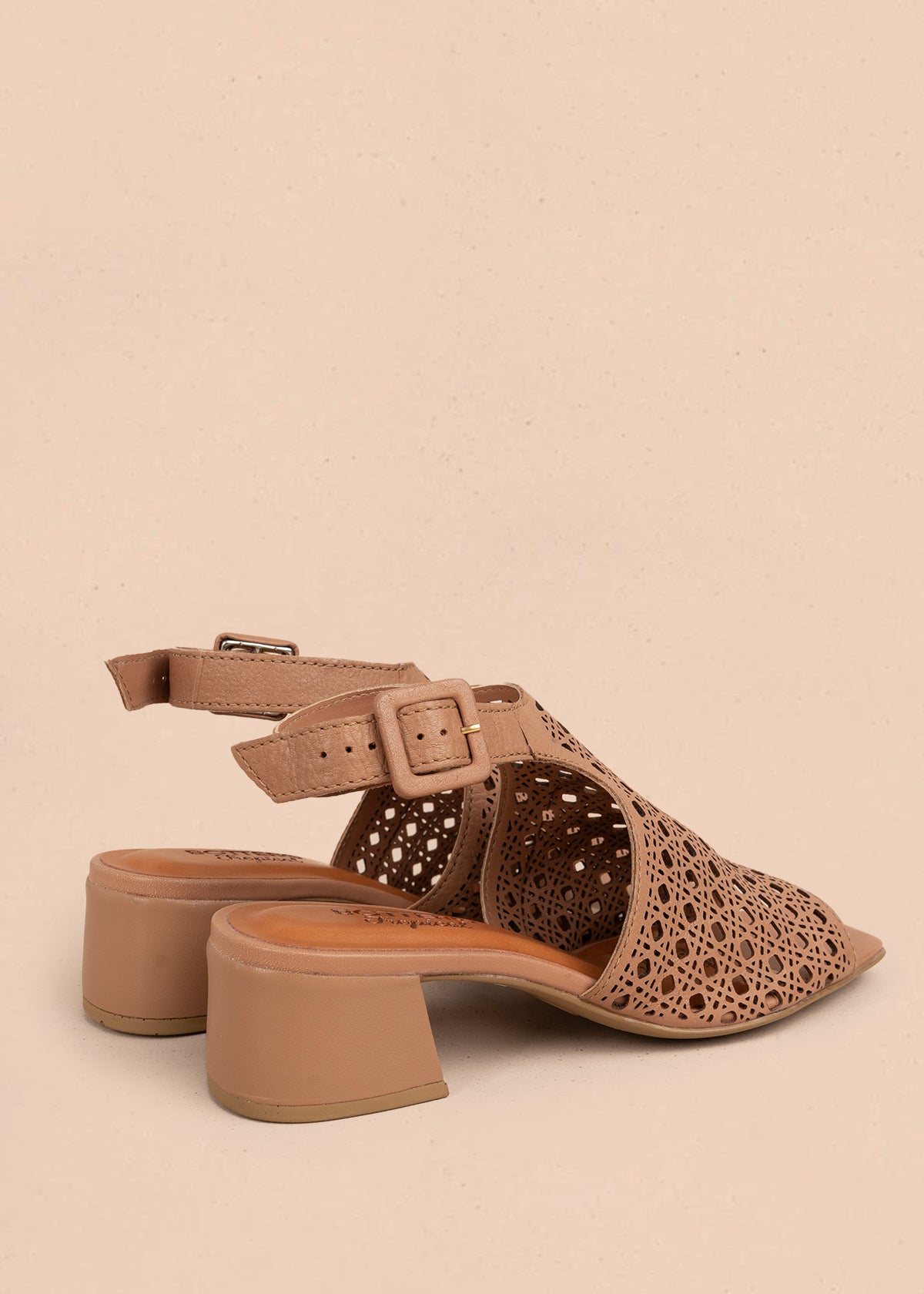 Sandalia en cuero color moca con perforaciones y diseño calado 105991