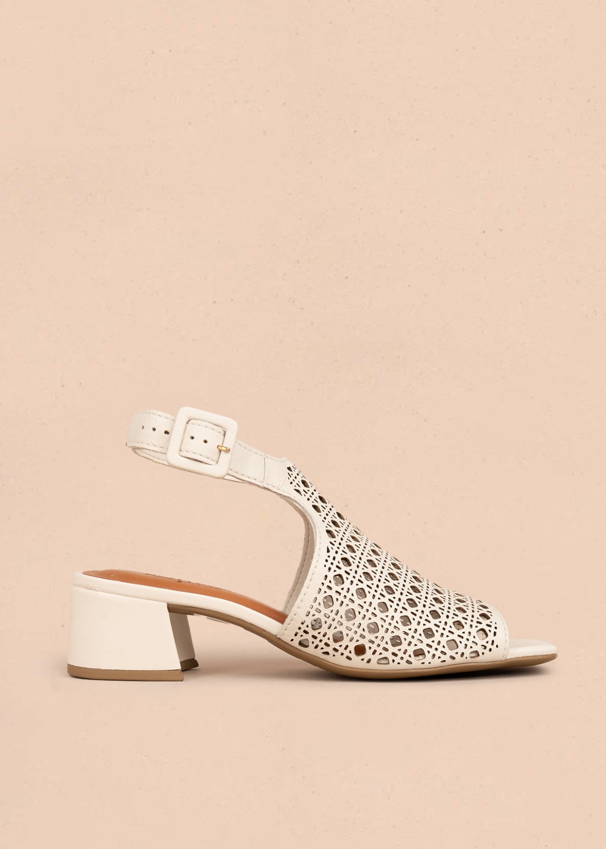 Sandalia en cuero color talco con perforaciones y diseño calado 105991