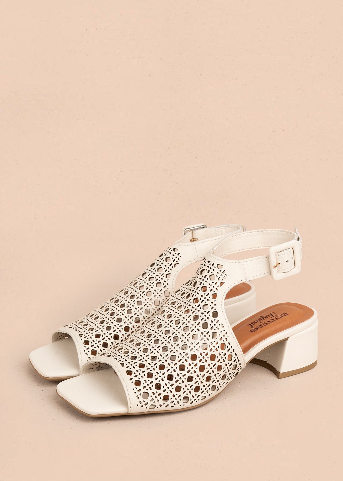 Sandalia en cuero color talco con perforaciones y diseño calado 105991