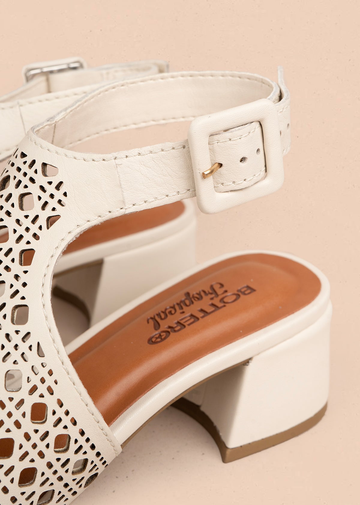 Sandalia en cuero color talco con perforaciones y diseño calado 105991