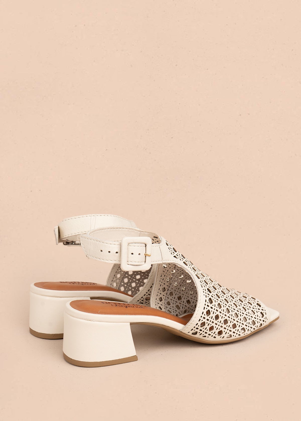 Sandalia en cuero color talco con perforaciones y diseño calado 105991