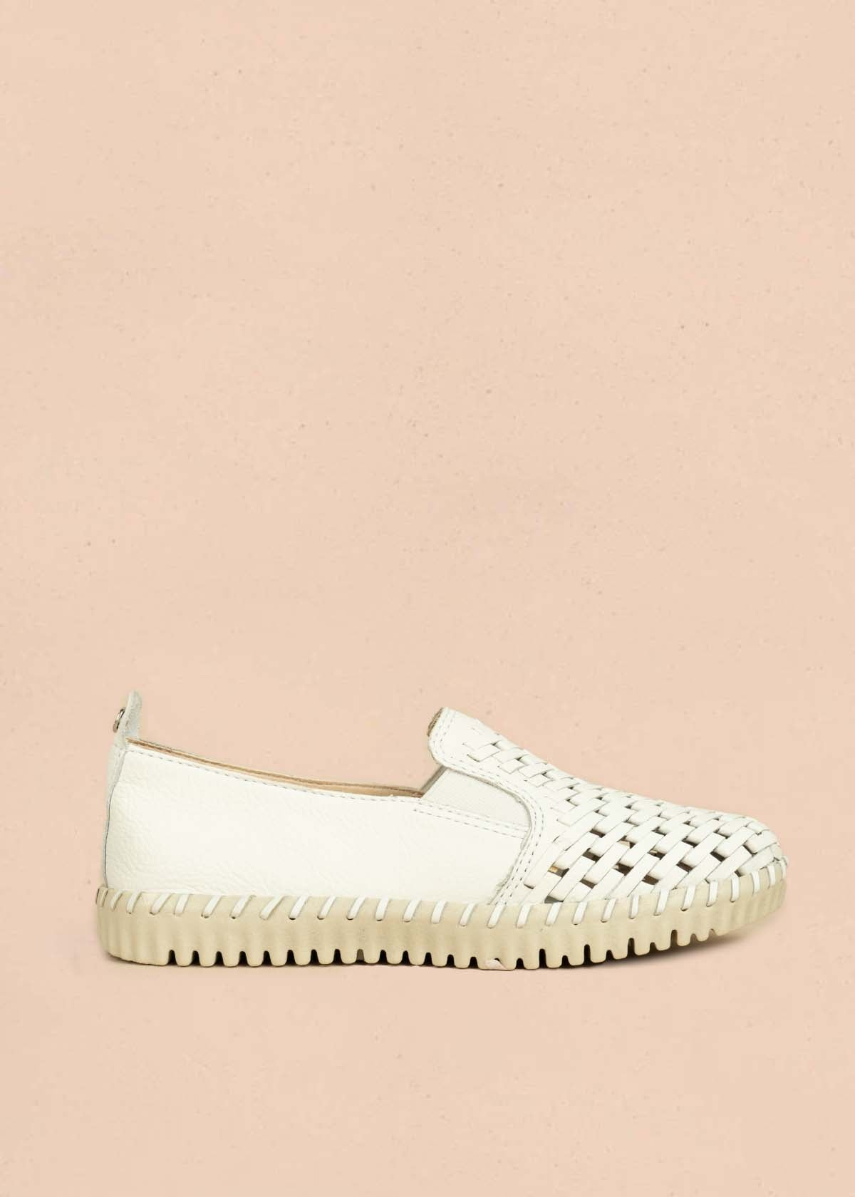 Zapatos cerrados en cuero color blanco con perforaciones 105992