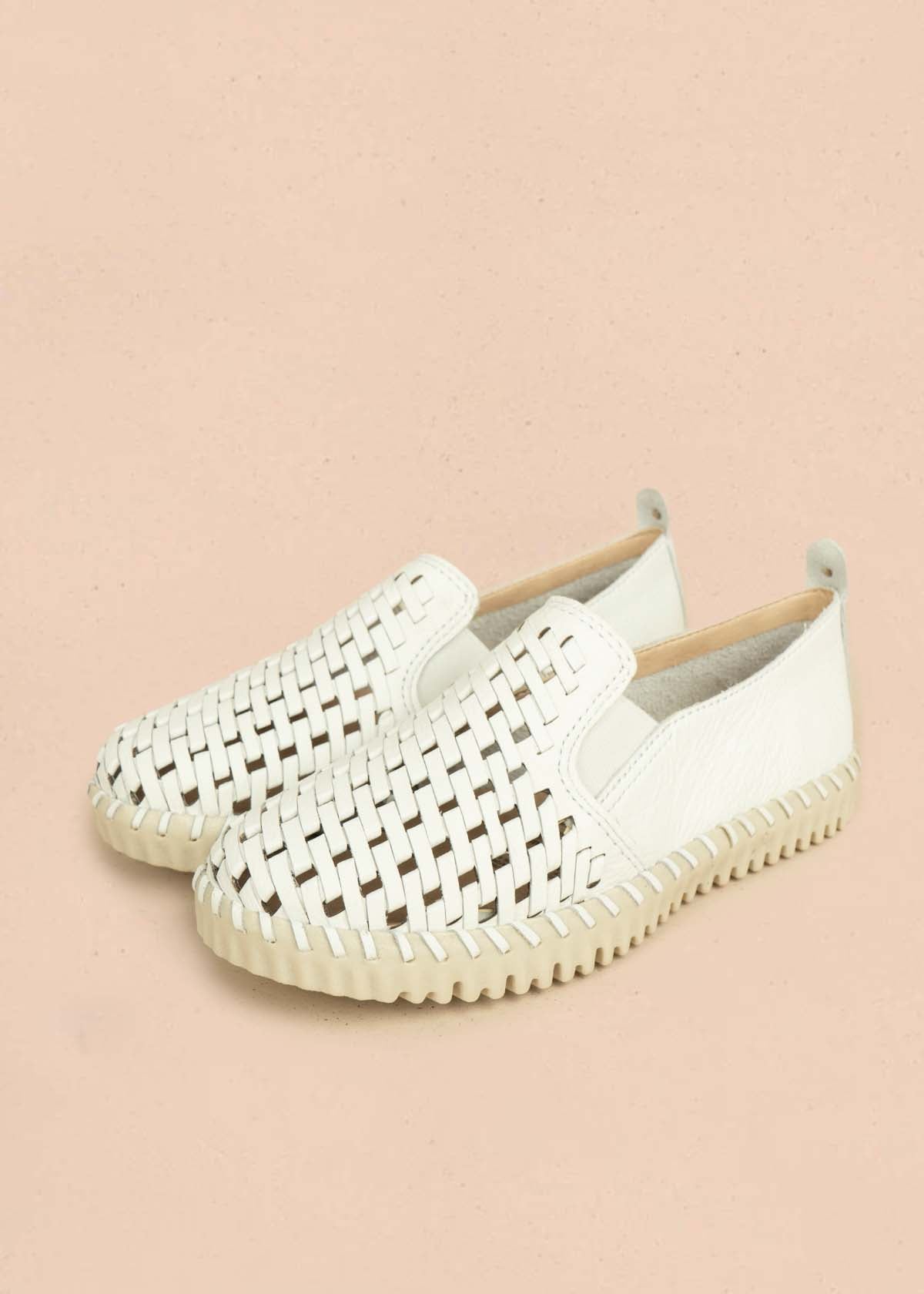 Zapatos cerrados en cuero color blanco con perforaciones 105992