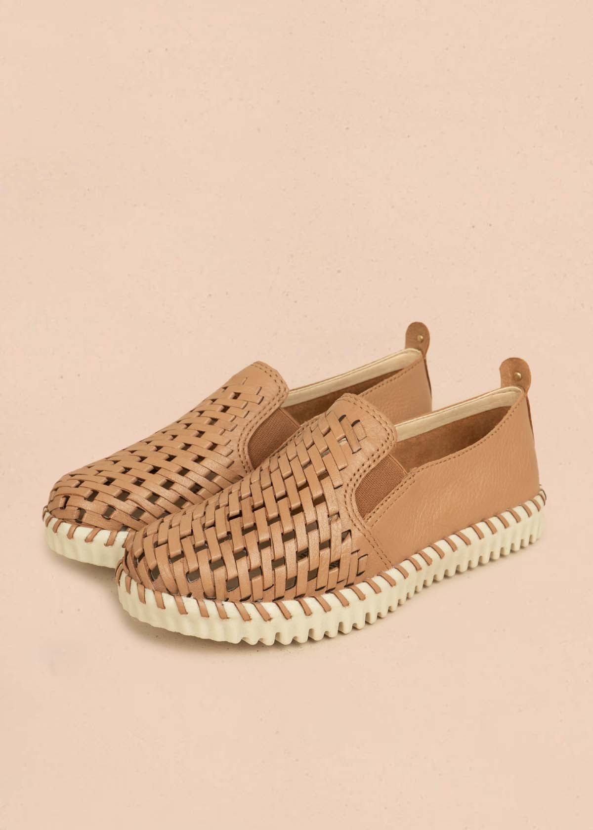 Zapatos cerrados en cuero color moca con perforaciones 105992