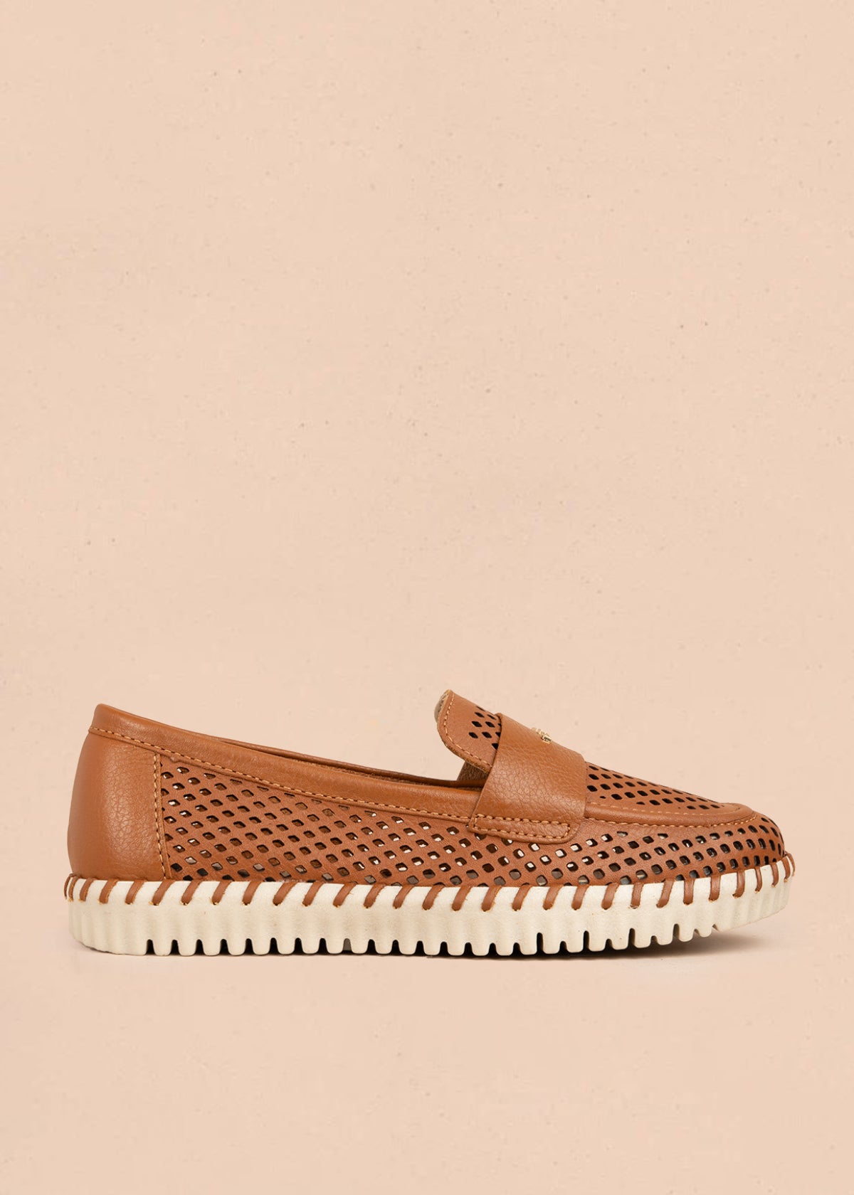 Mocasín en cuero color miel con perforaciones 105993