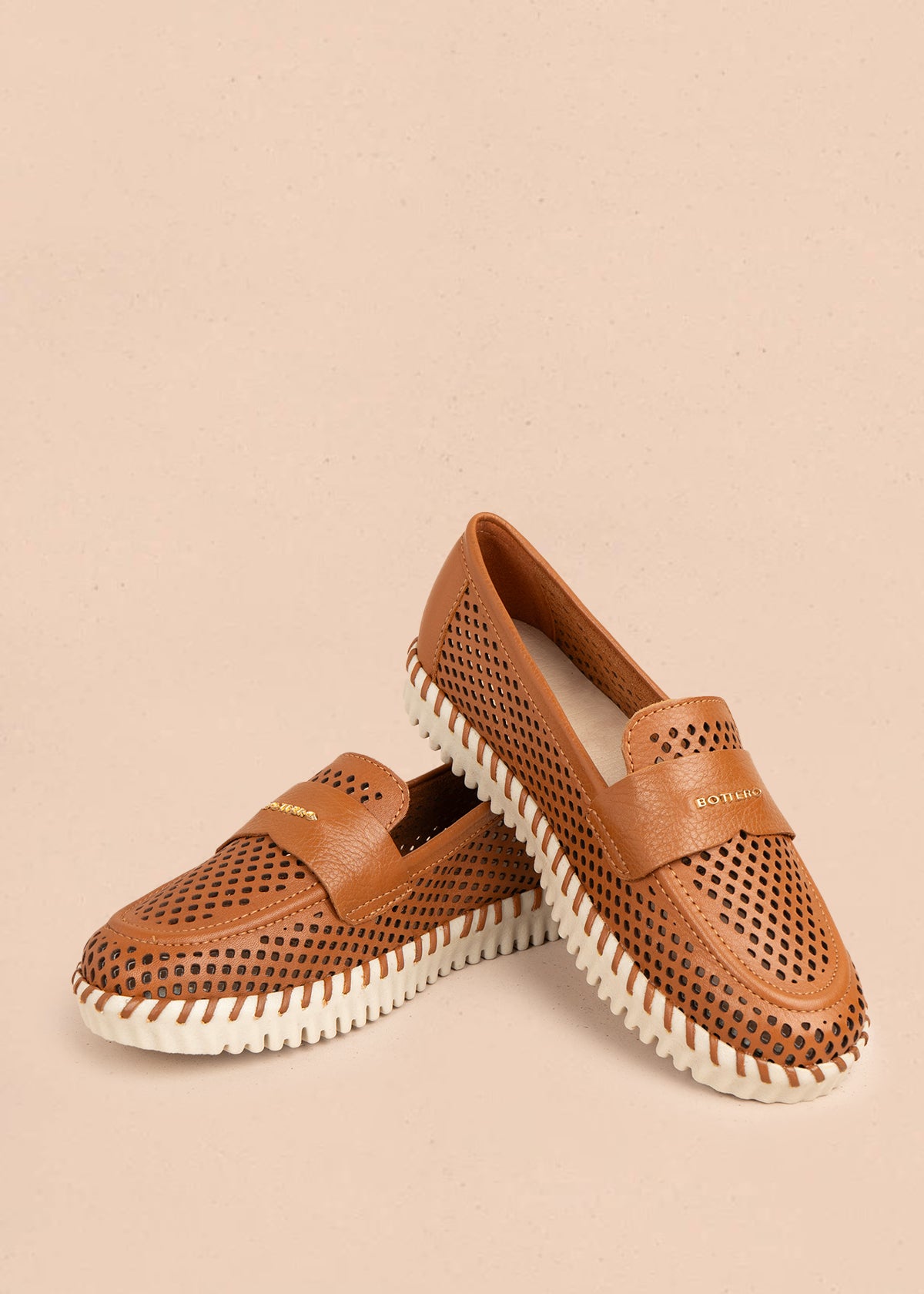 Mocasín en cuero color miel con perforaciones 105993