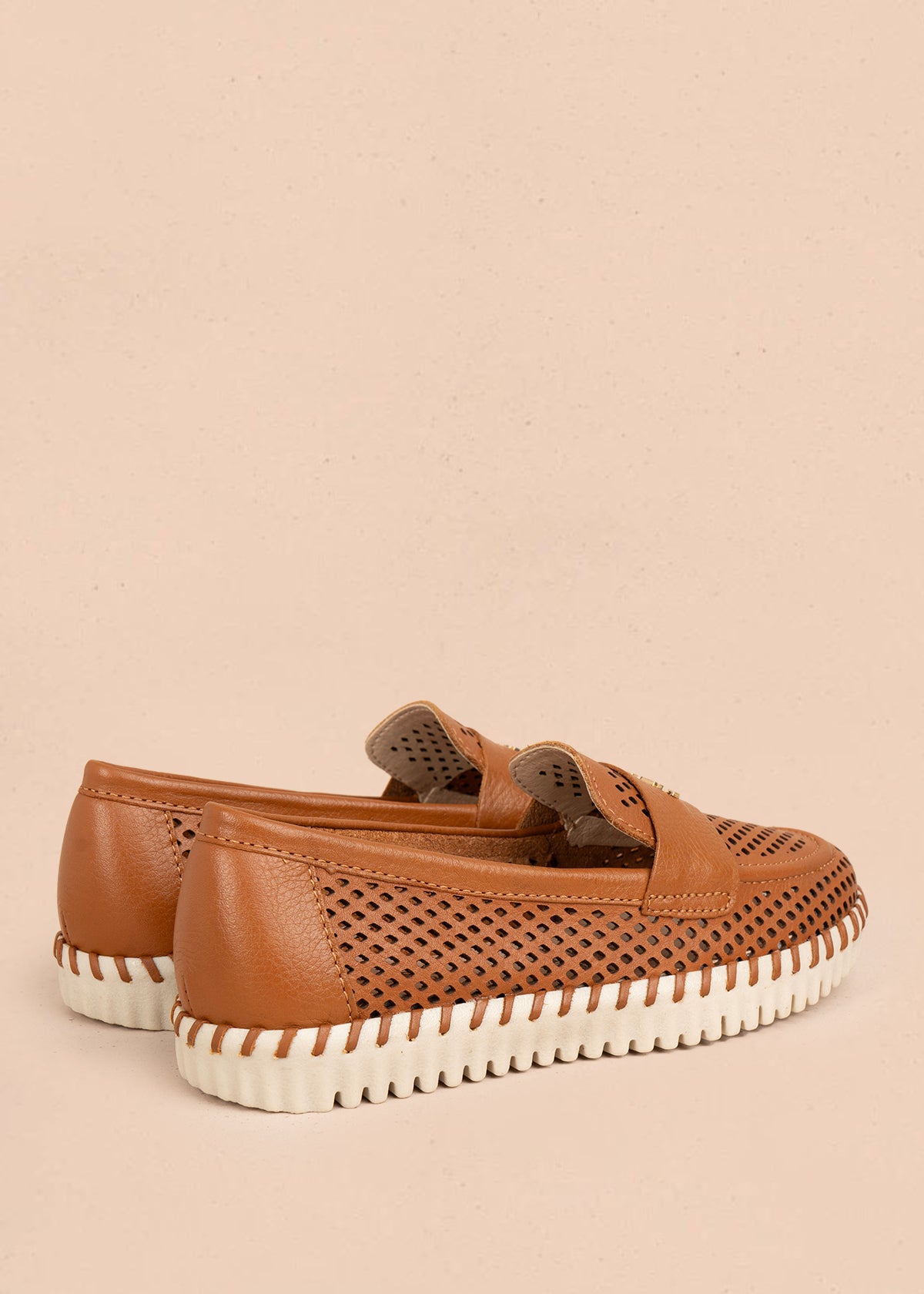 Mocasín en cuero color miel con perforaciones 105993