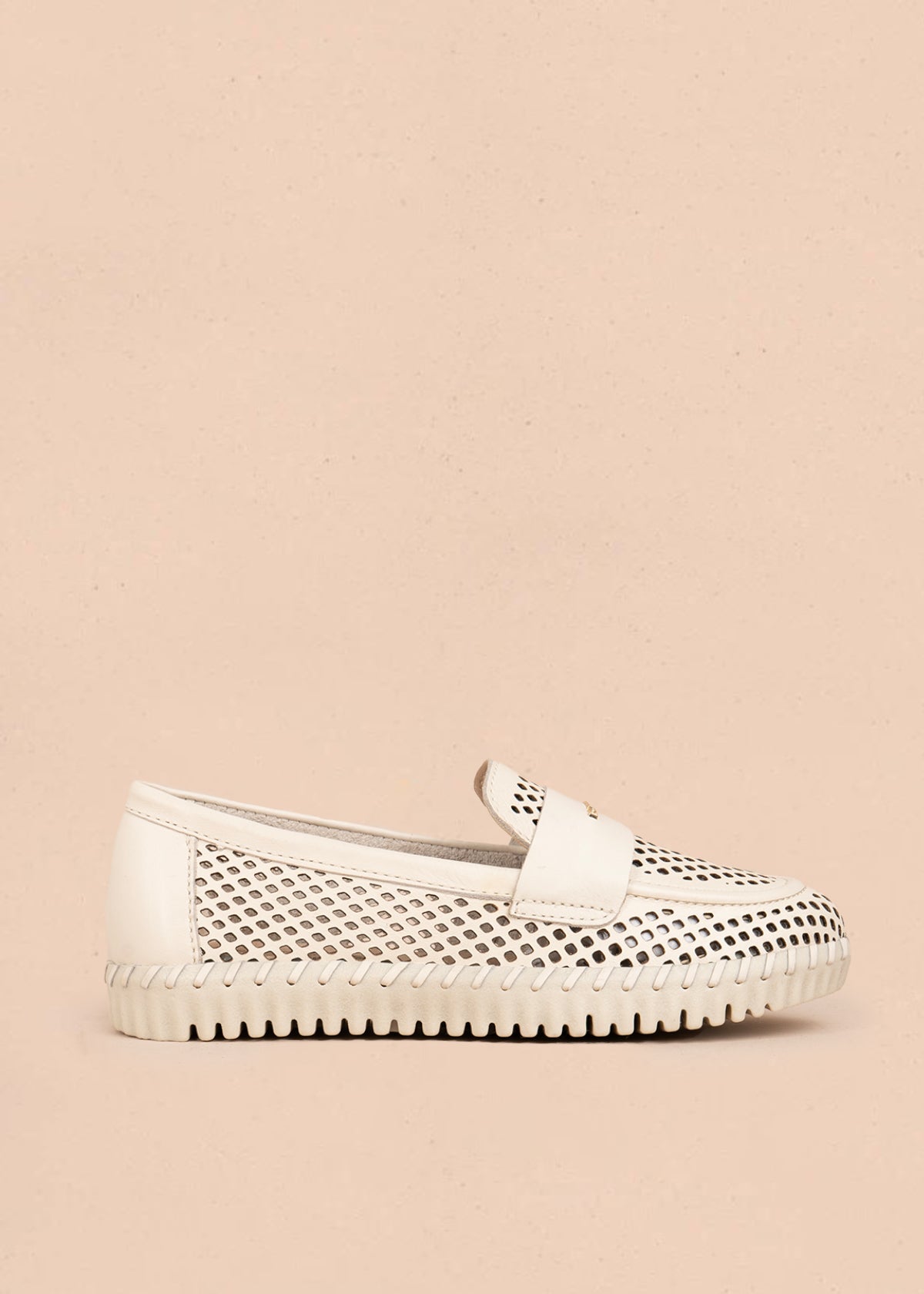 Mocasín en cuero color talco con perforaciones 105993