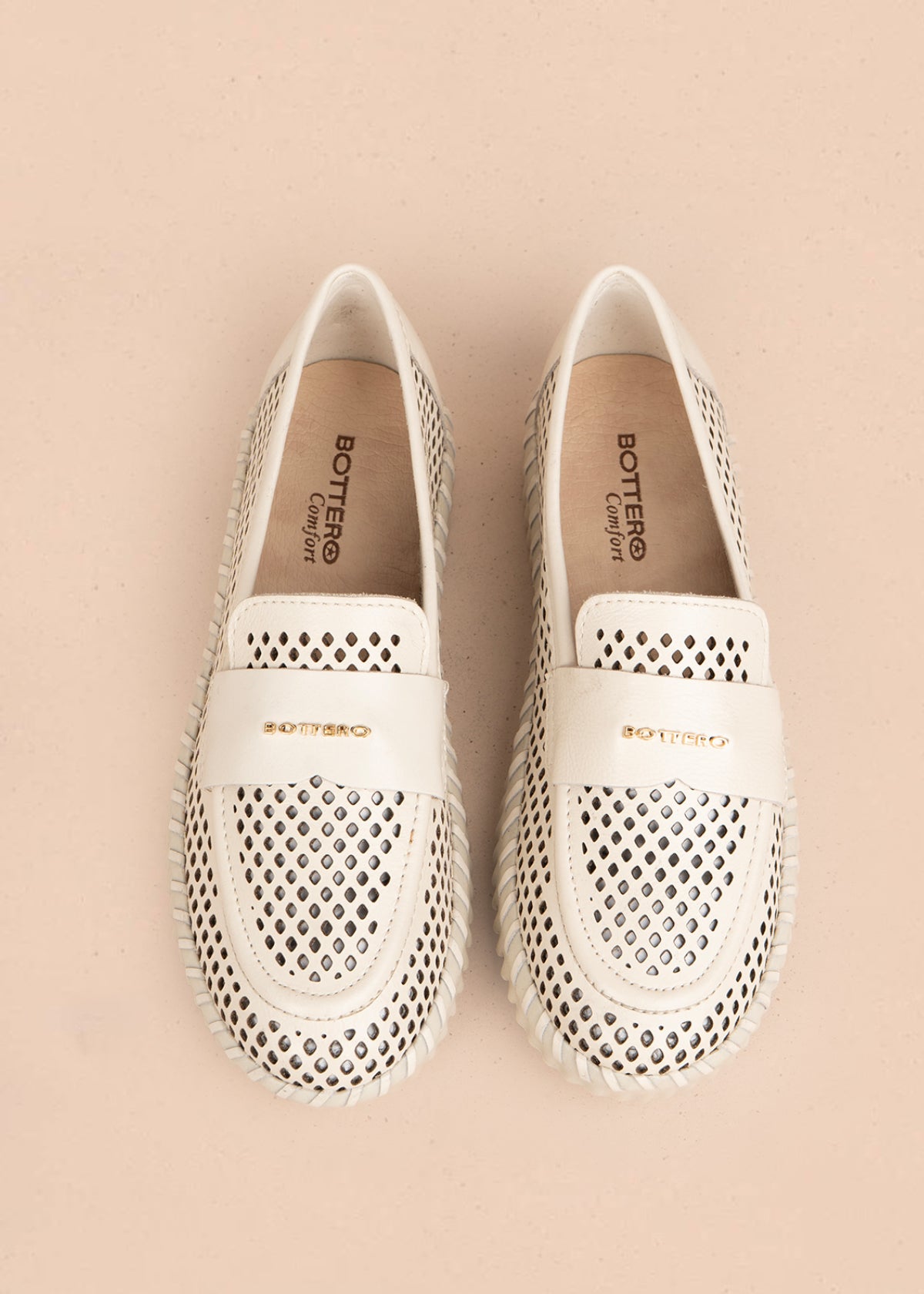 Mocasín en cuero color talco con perforaciones 105993