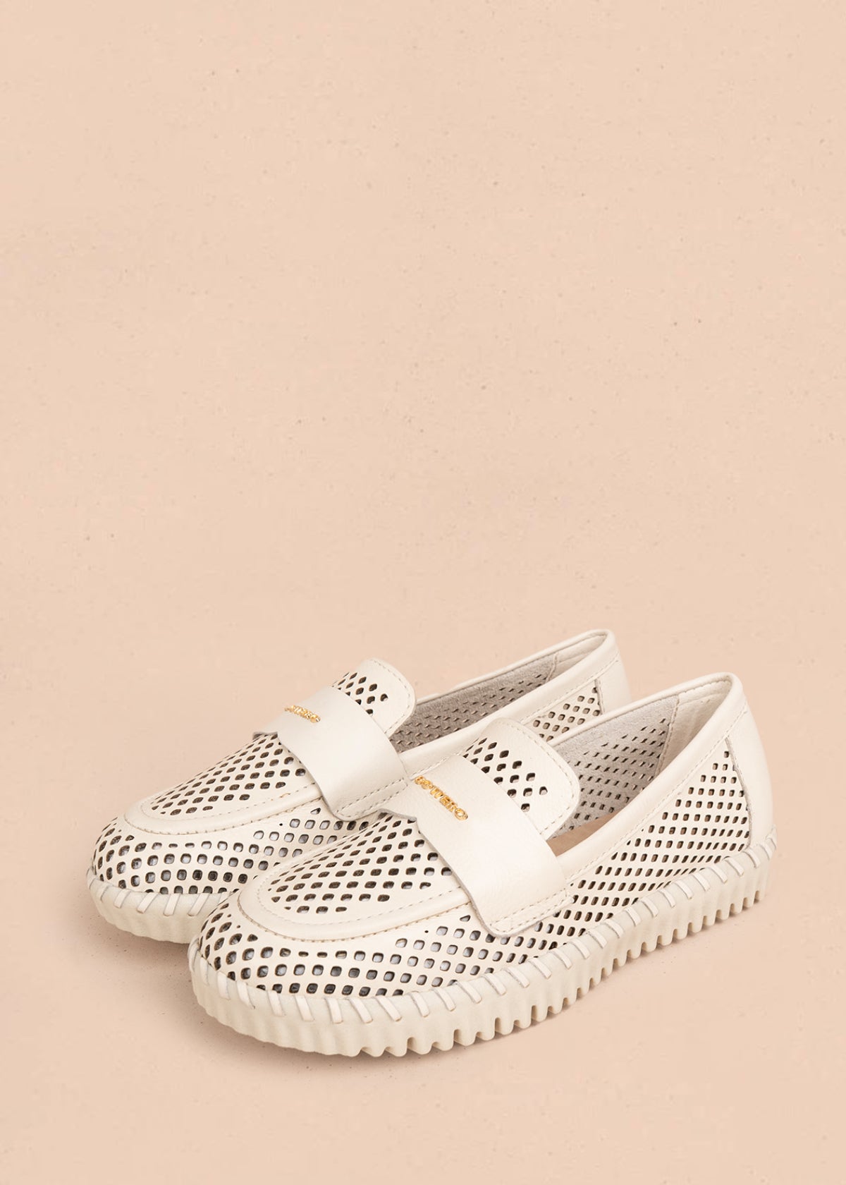 Mocasín en cuero color talco con perforaciones 105993