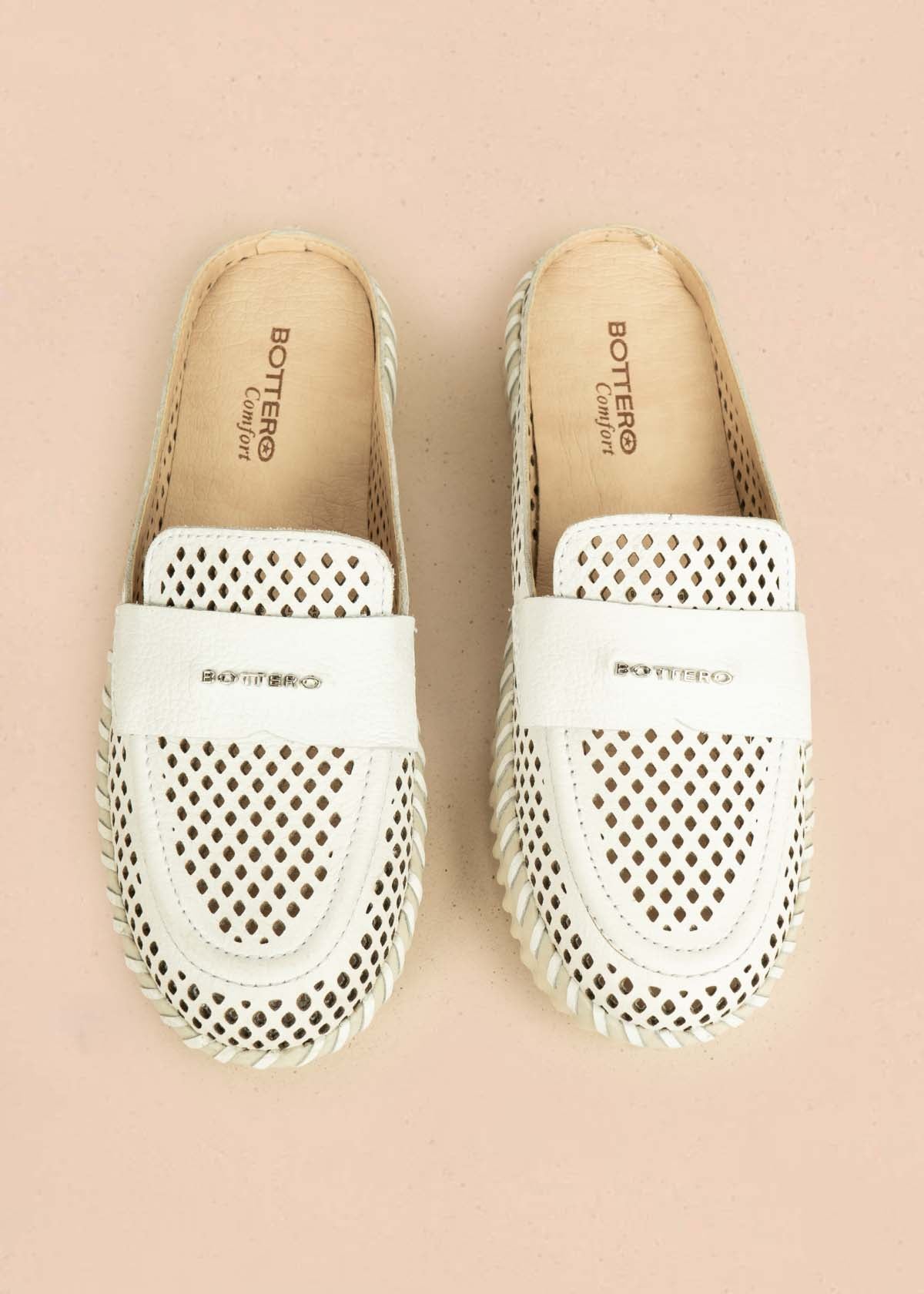 Zuecos en cuero color blanco con perforaciones 105994