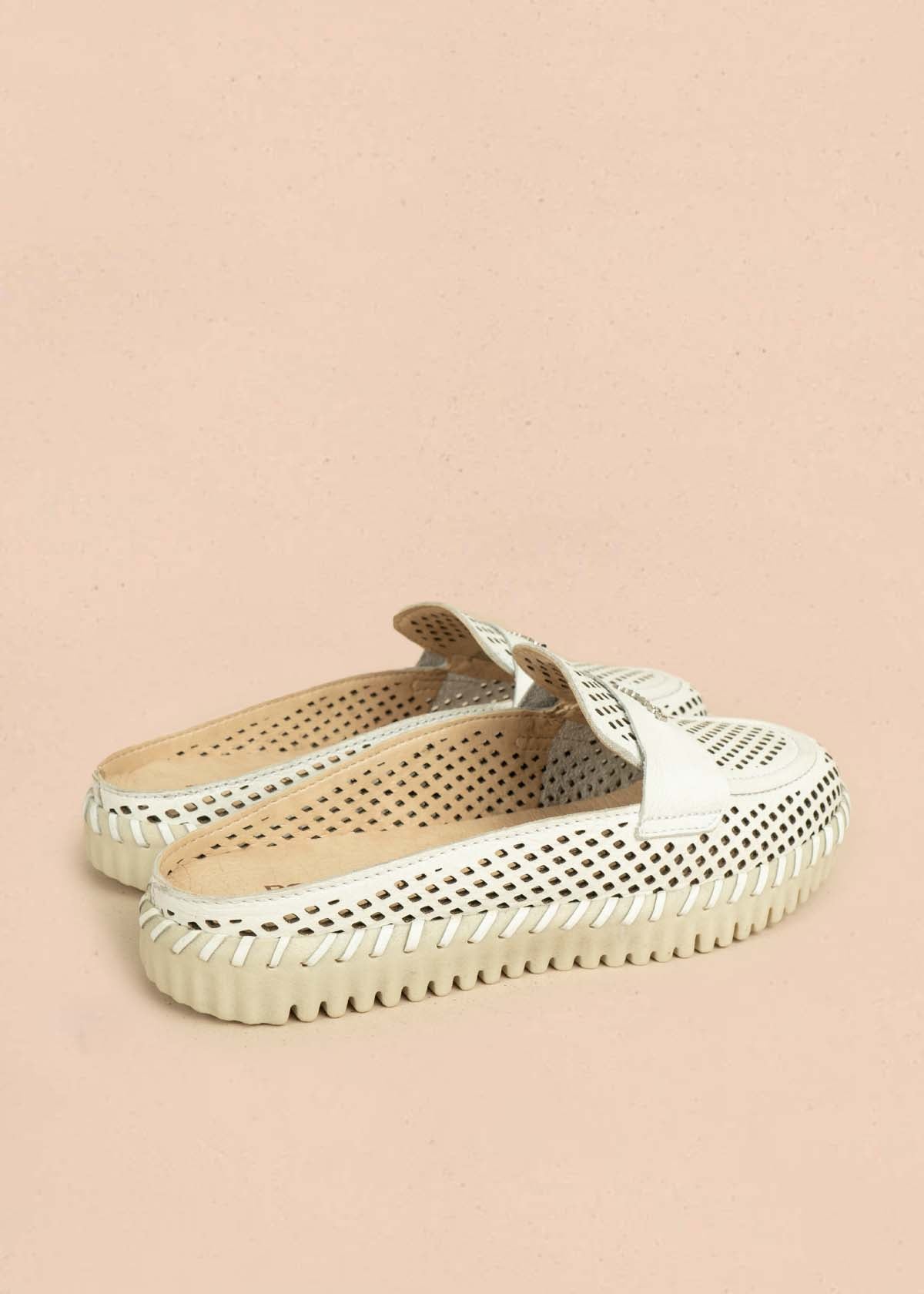 Zuecos en cuero color blanco con perforaciones 105994