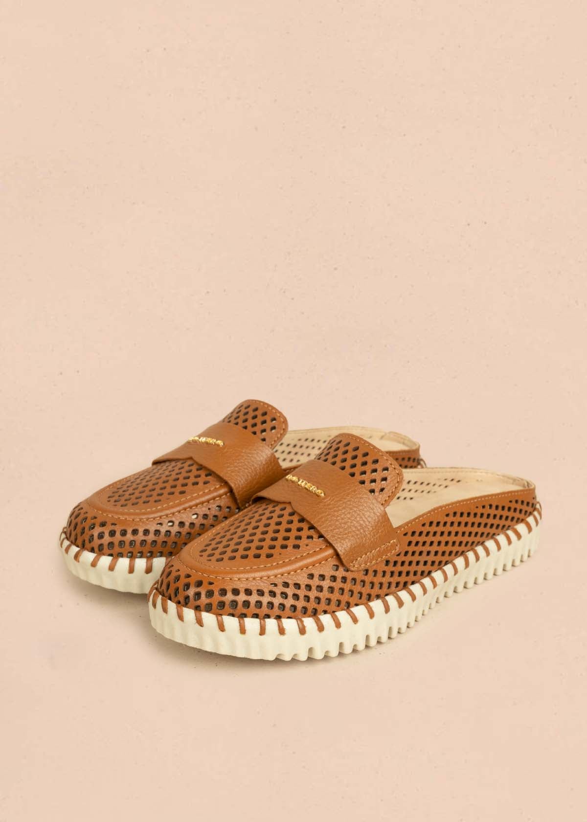 Zuecos en cuero color miel con perforaciones 105994