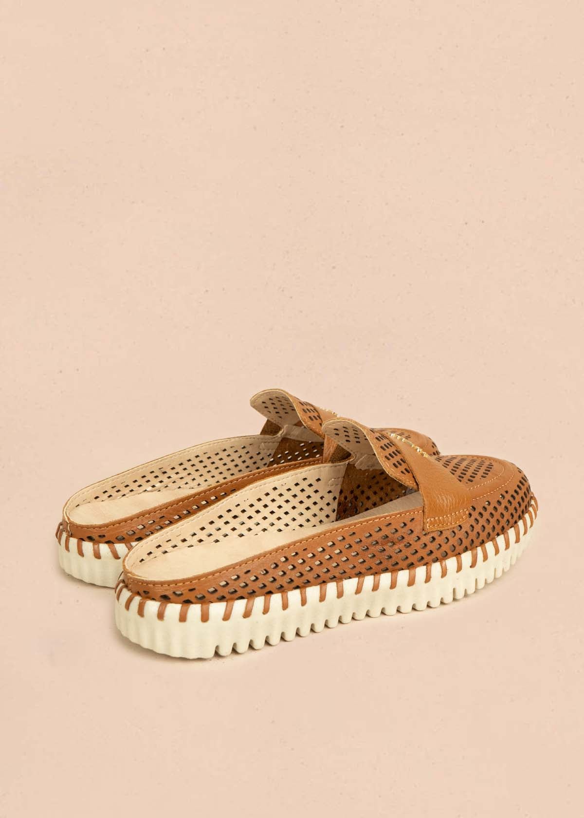 Zuecos en cuero color miel con perforaciones 105994