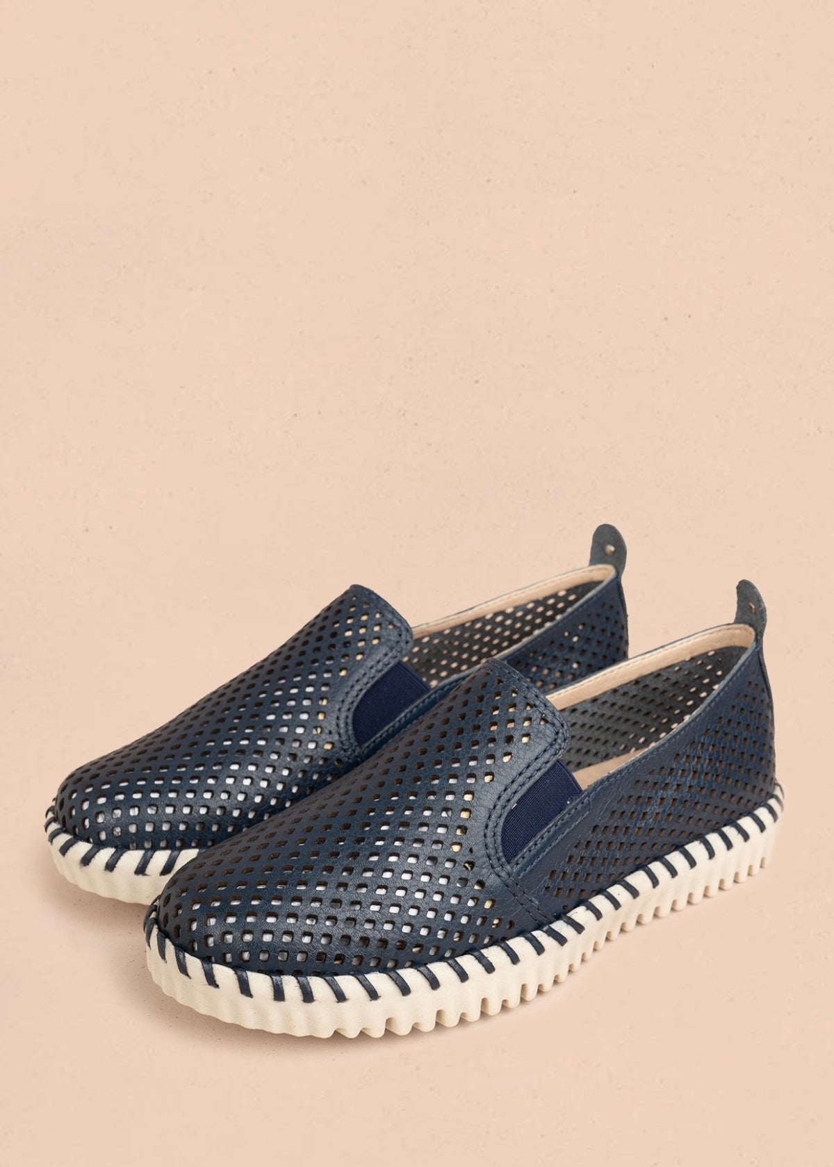 Zapatos cerrados en cuero color azul con perforaciones 105995