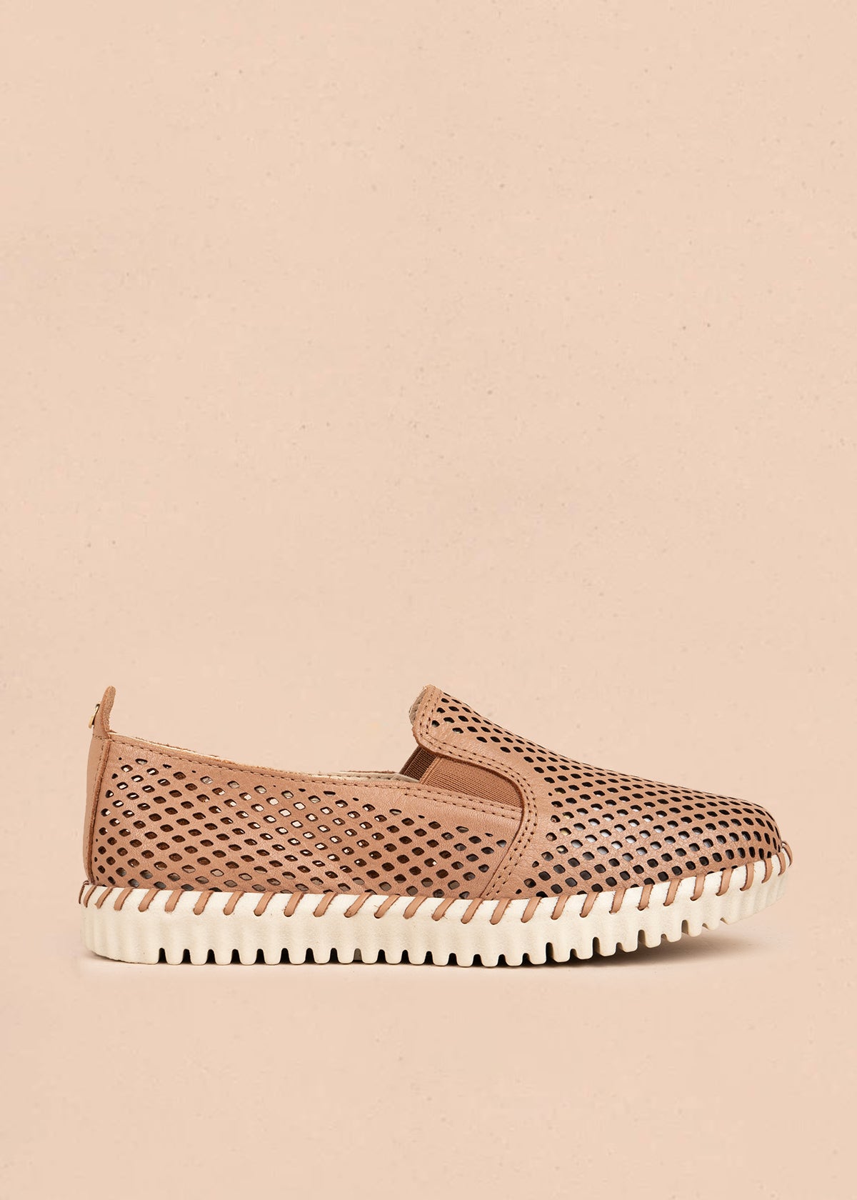 Zapatos cerrados en cuero color moca con perforaciones 105995