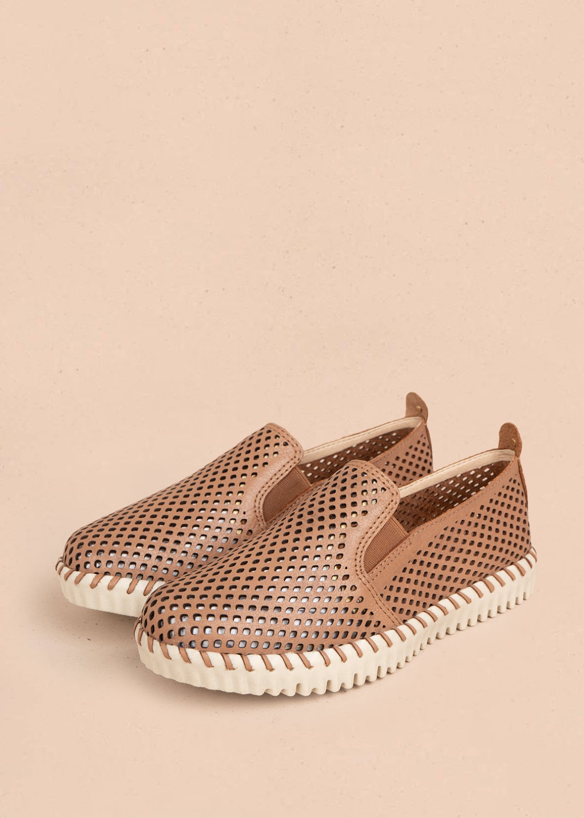 Zapatos cerrados en cuero color moca con perforaciones 105995