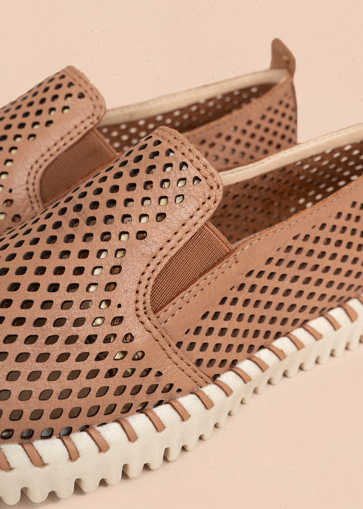 Zapatos cerrados en cuero color moca con perforaciones 105995