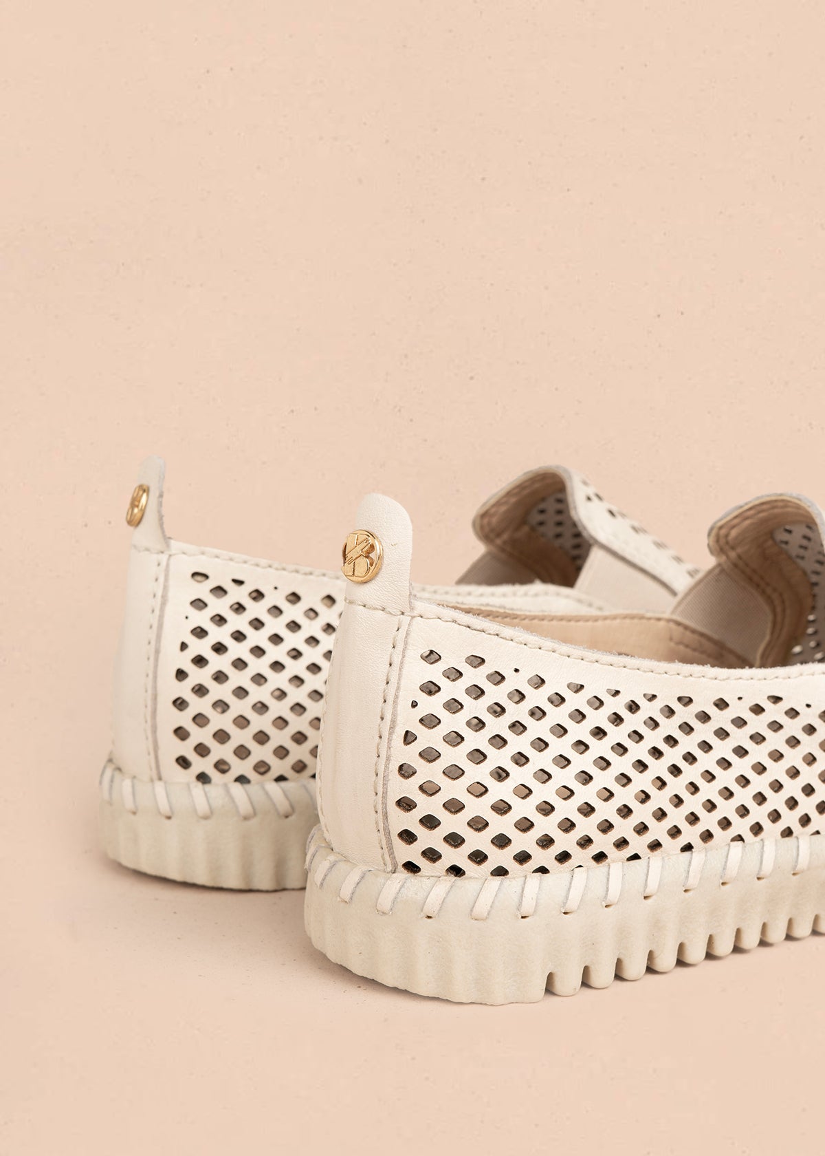 Zapatos cerrados en cuero color talco con perforaciones 105995