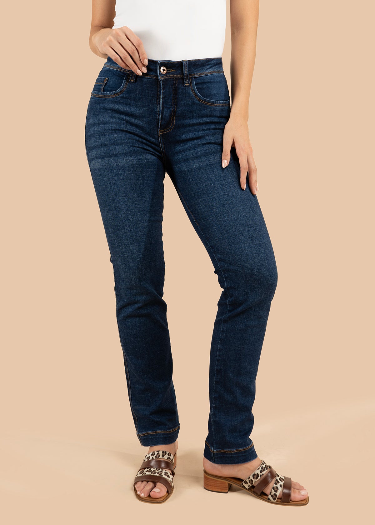 Jean color azul con corte recto y costuras visibles 106011
