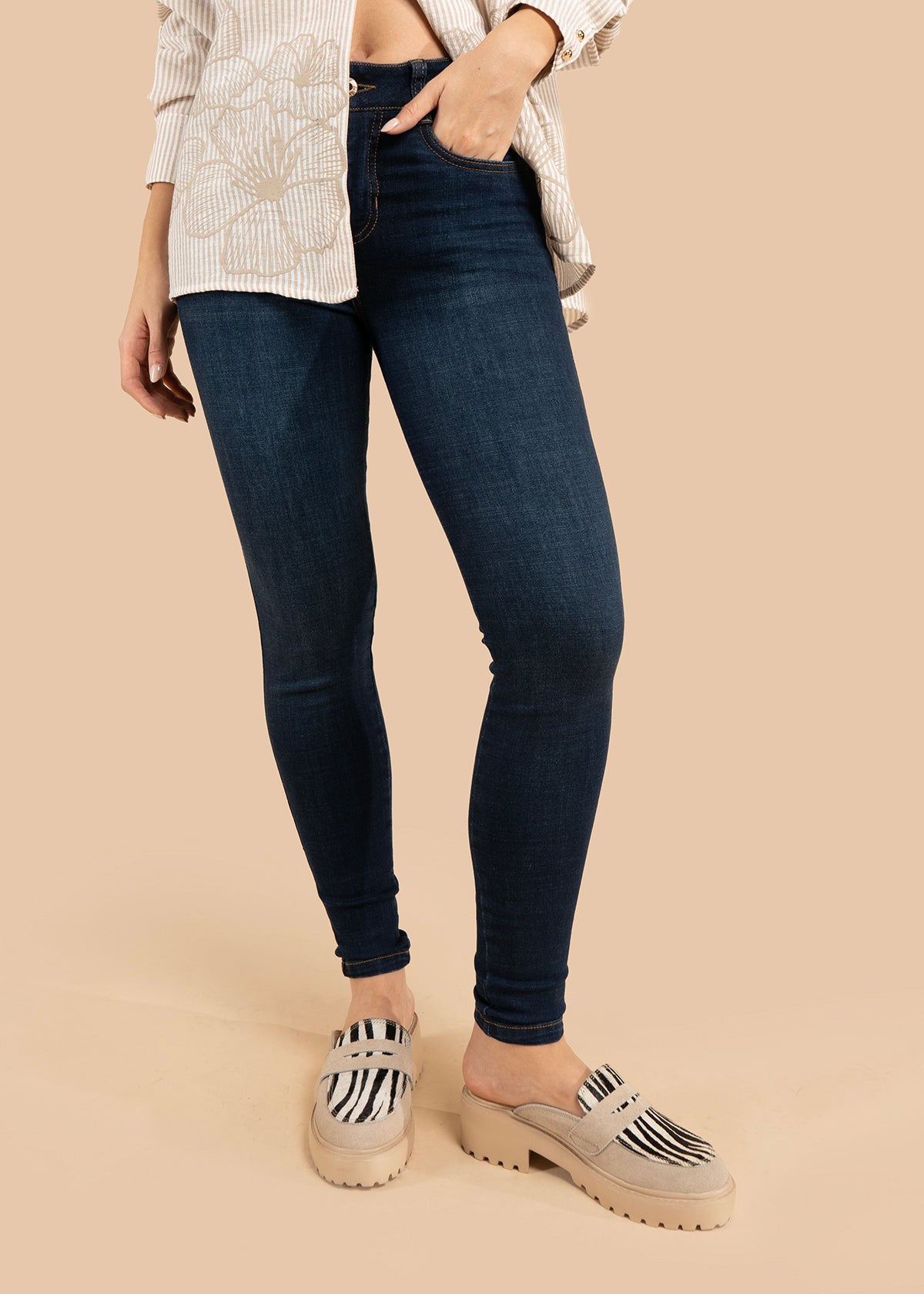 Jean color azul con corte skinny y ajuste al tobillo 106012