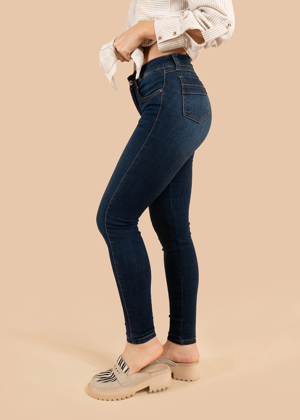 Jean color azul con corte skinny y ajuste al tobillo 106012
