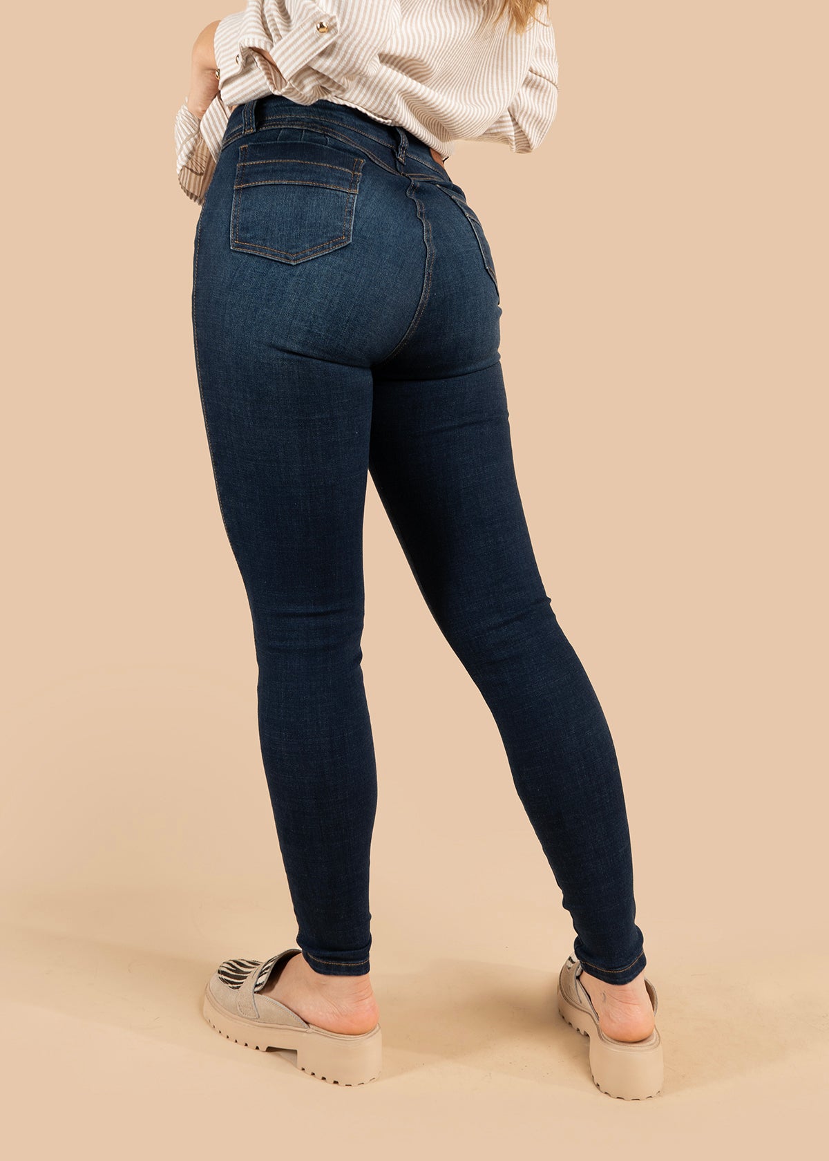 Jean color azul con corte skinny y ajuste al tobillo 106012