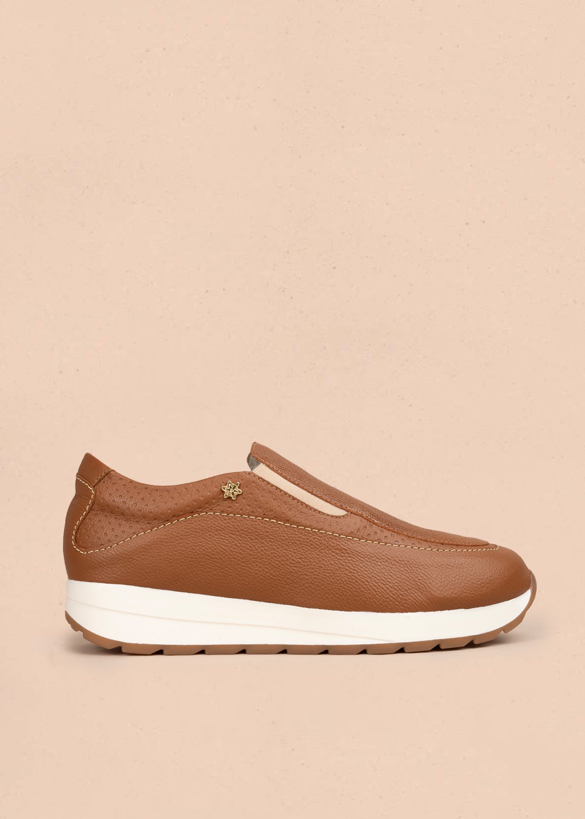 Zapatos cerrados en cuero color miel con diseño moderno y suela contrastante 106015