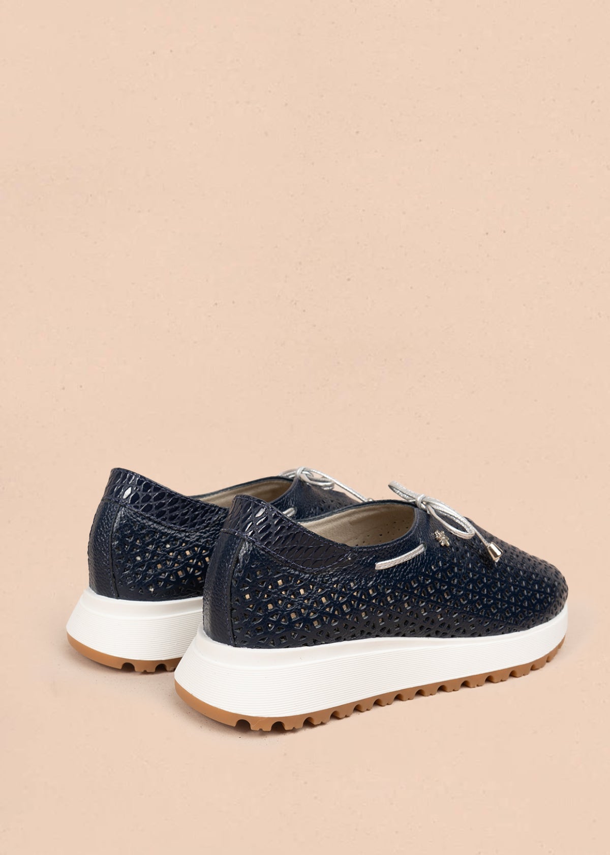 Zapatos cerrados en cuero color azul con perforaciones 106016