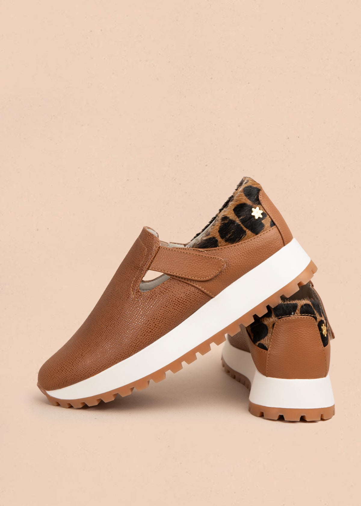 Zapatos cerrados en cuero color miel y cuero animal print en el talón 106017