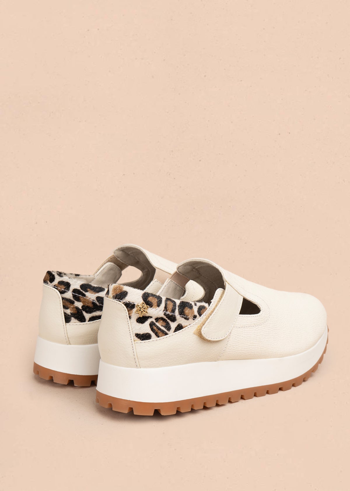 Zapatos cerrados en cuero color talco y cuero animal print en el talón 106017