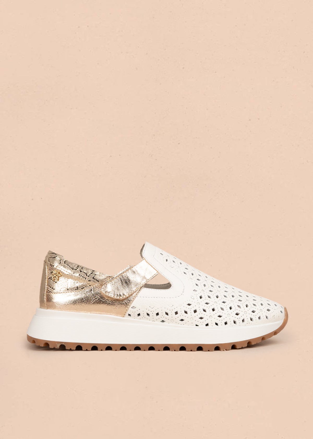 Zapato cerrado en cuero color blanco con talón dorado y patrón troquelado  106018