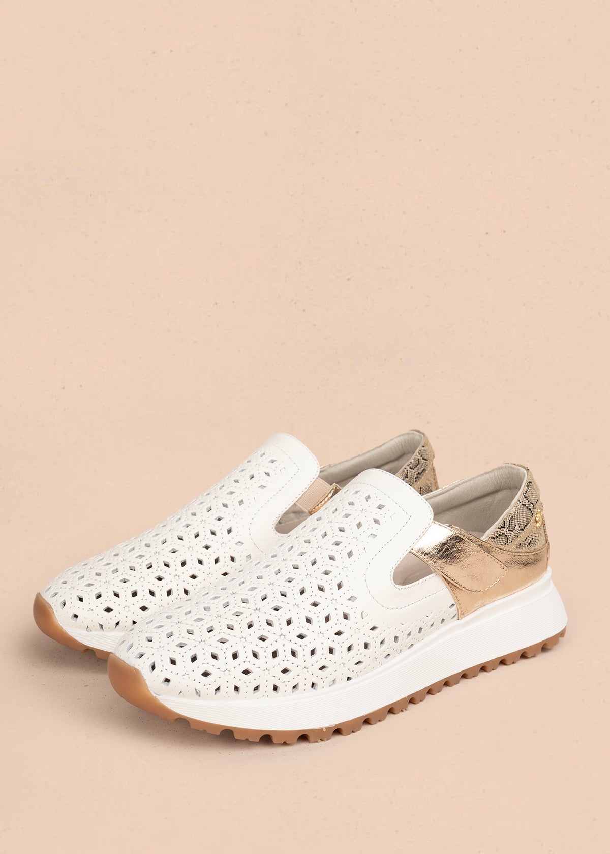 Zapato cerrado en cuero color blanco con talón dorado y patrón troquelado  106018
