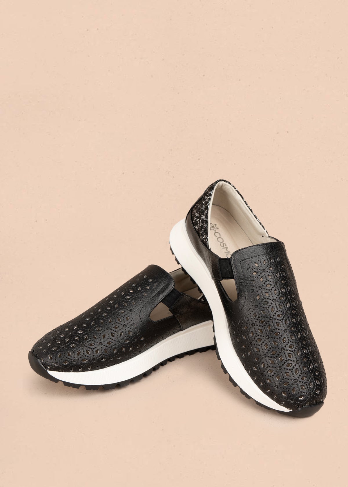 Zapato cerrado en cuero color negro con talón dorado y patrón troquelado  106018
