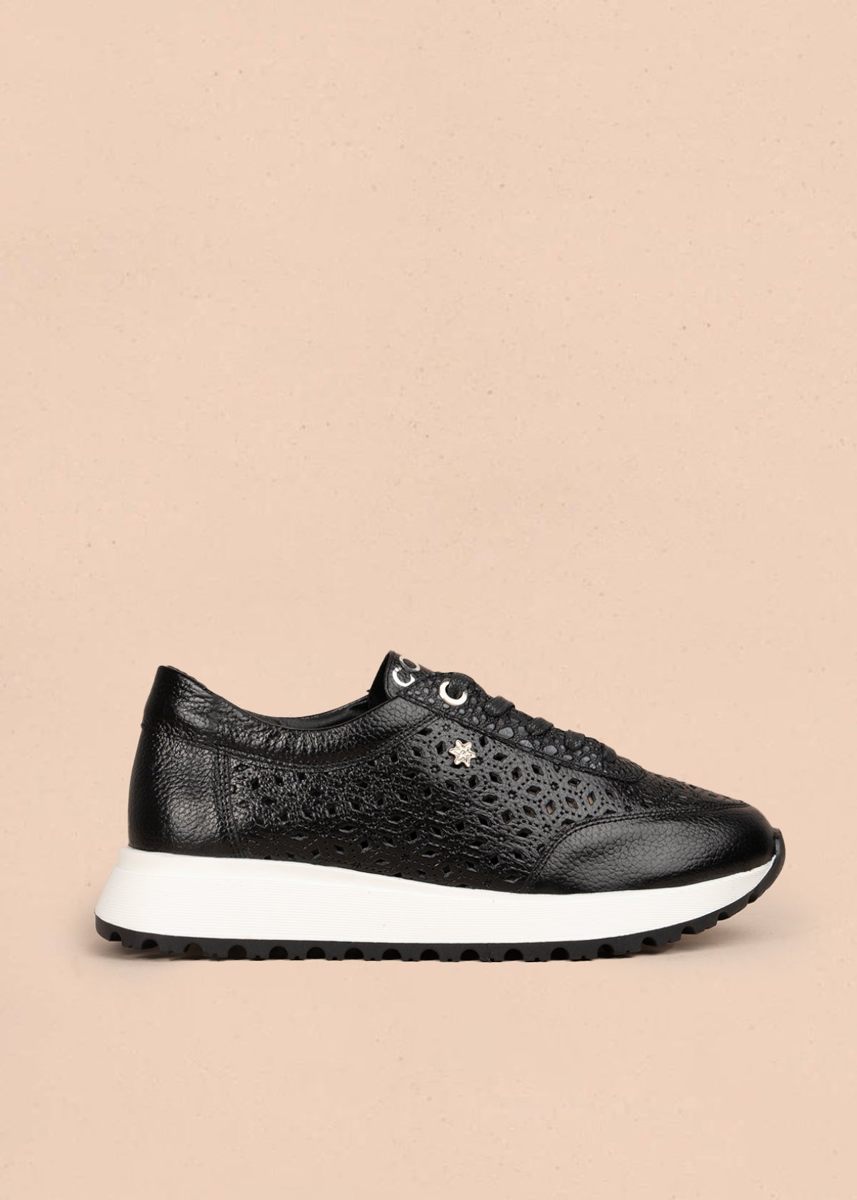Deportivos en cuero color negro con perforaciones 106019