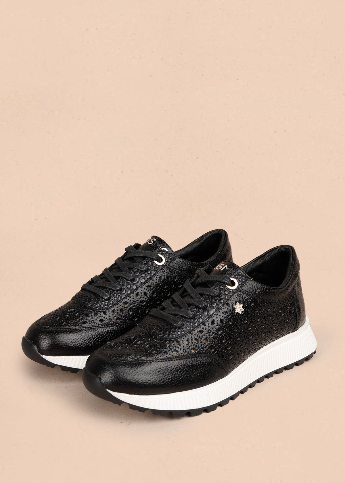 Deportivos en cuero color negro con perforaciones 106019