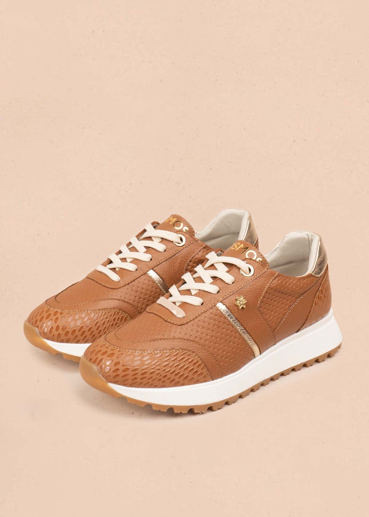 Deportivo en cuero color miel con raya decorativa y textura croco 106020