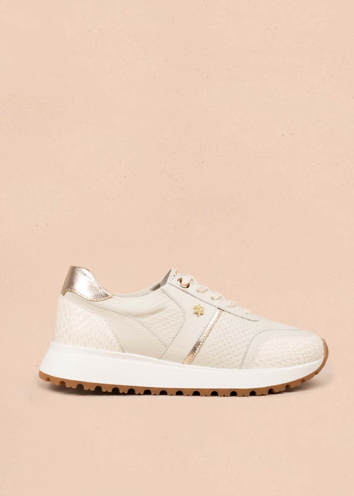 Deportivo en cuero color talco con raya decorativa y textura croco 106020