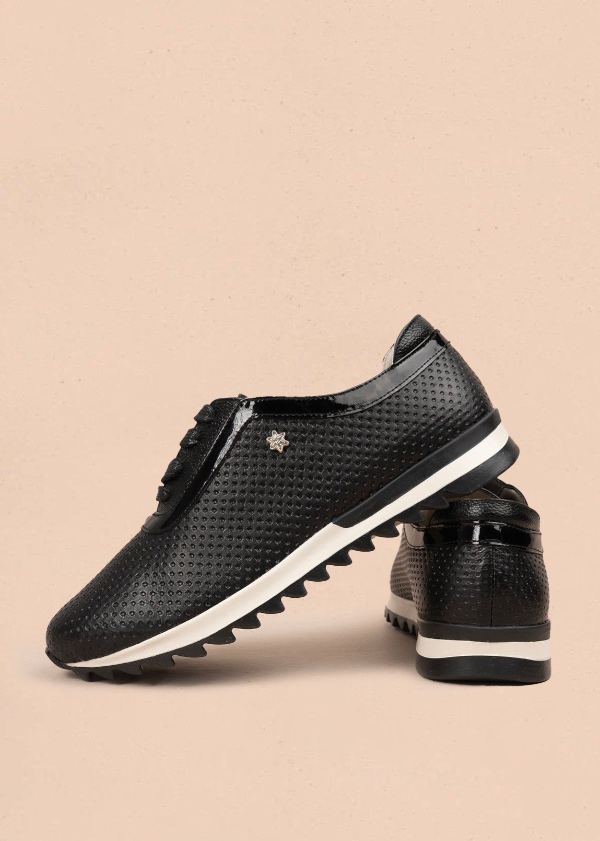 Deportivos casuales en cuero color negro 106021