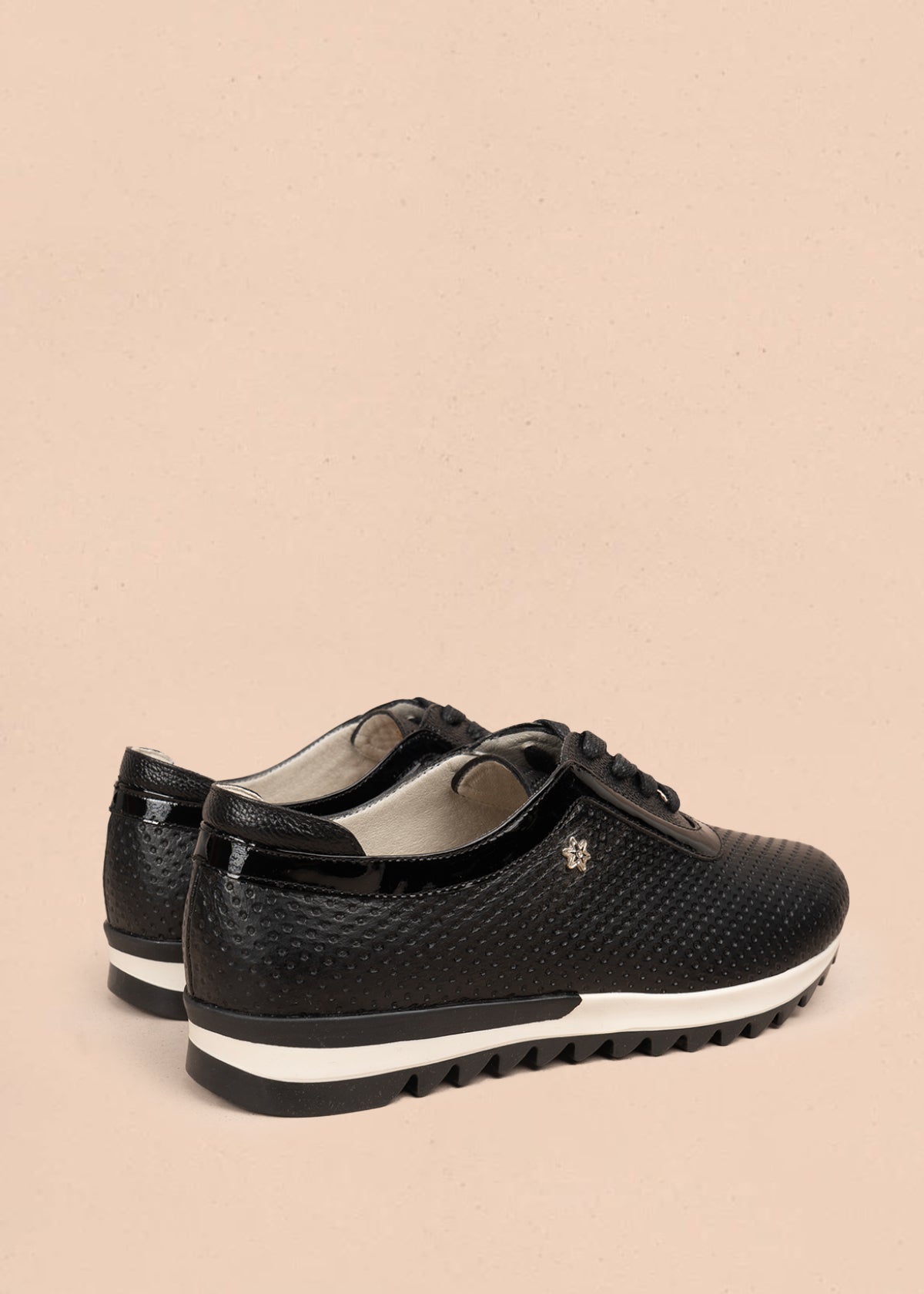 Deportivos casuales en cuero color negro 106021