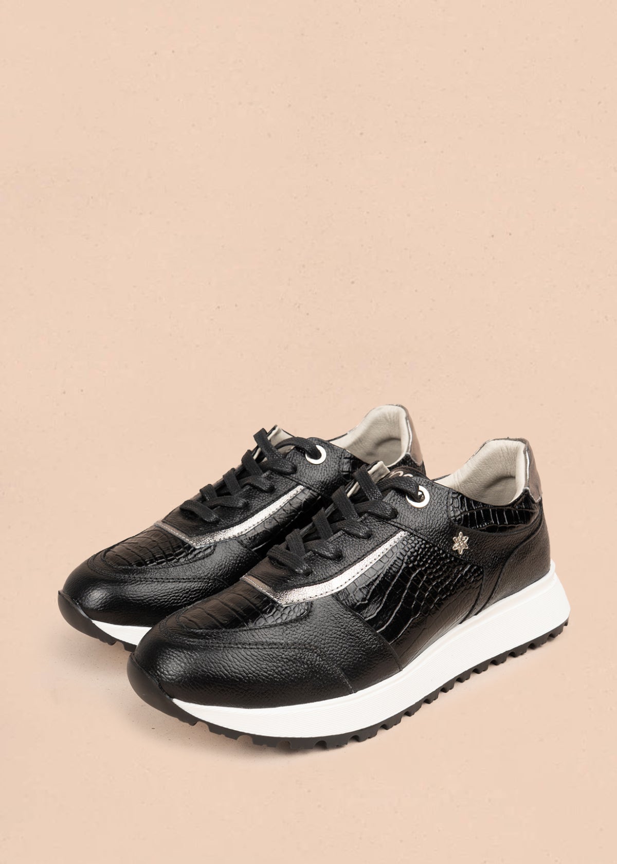 Deportivo en cuero color negro con suela dentada y diseño texturizado 106022